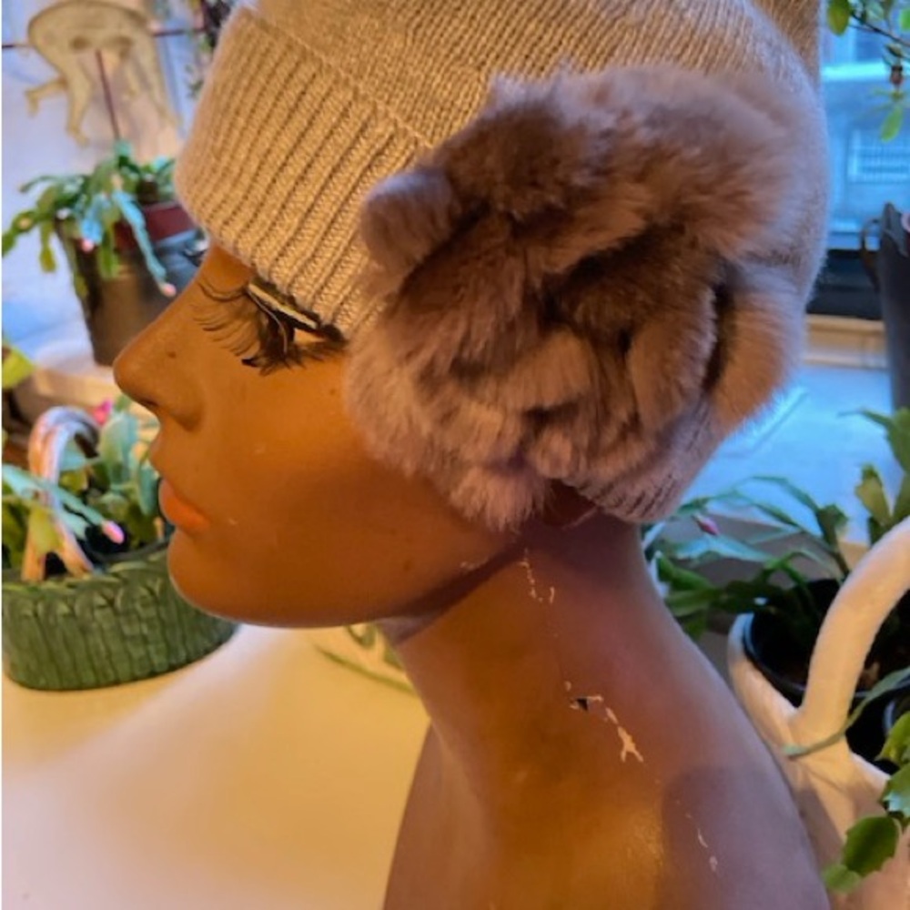 FENDI
Grey cashmere hat, Chinchilla Rosette New Never worn.